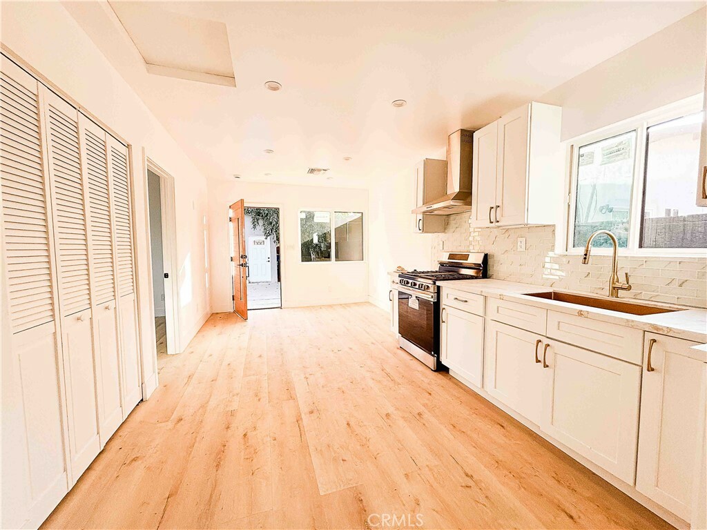 Property Photo:  13933 W Valerio Street  CA 91405 