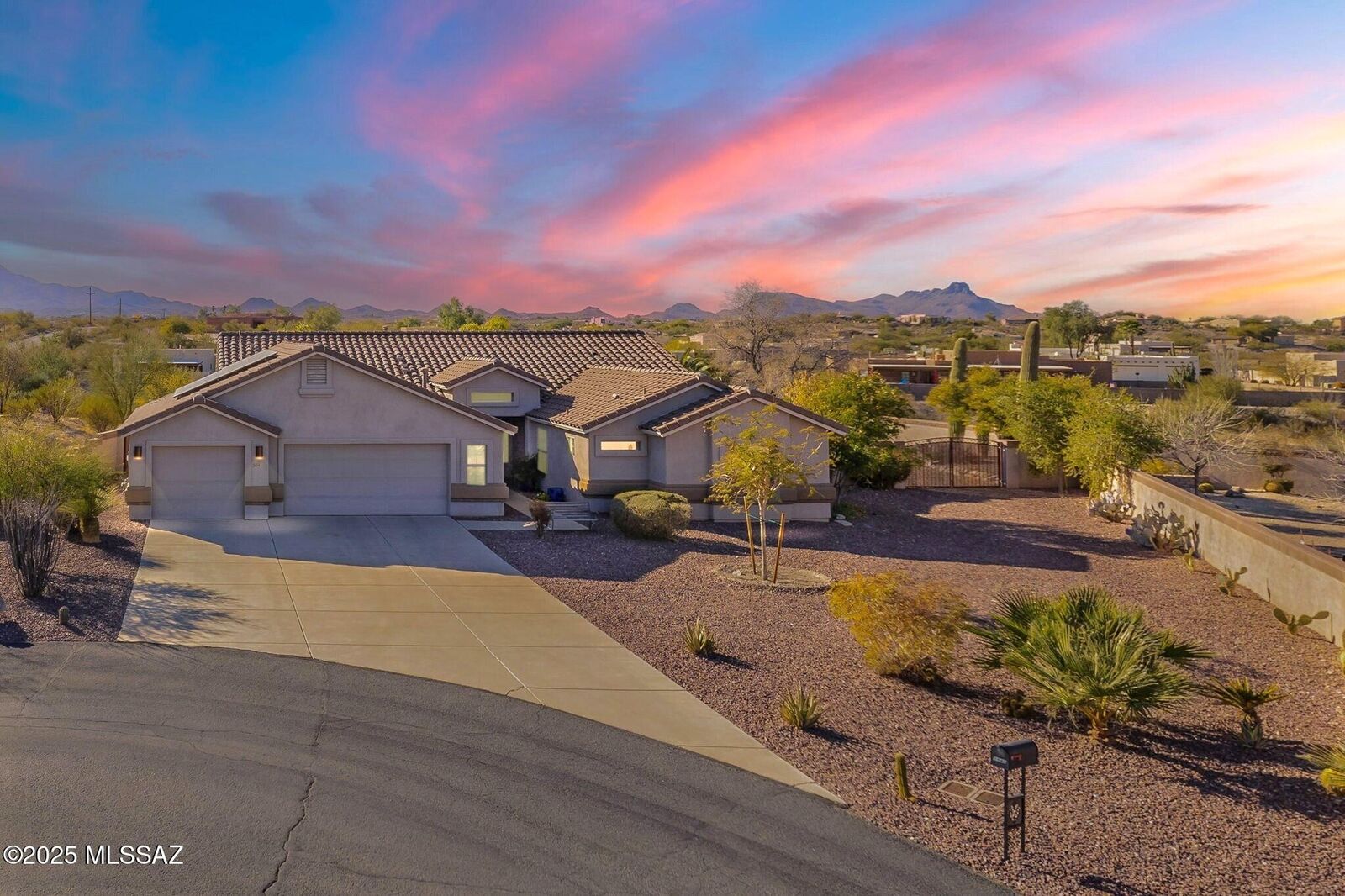 Property Photo: 5641 N Sunset Heights Court AZ 85743