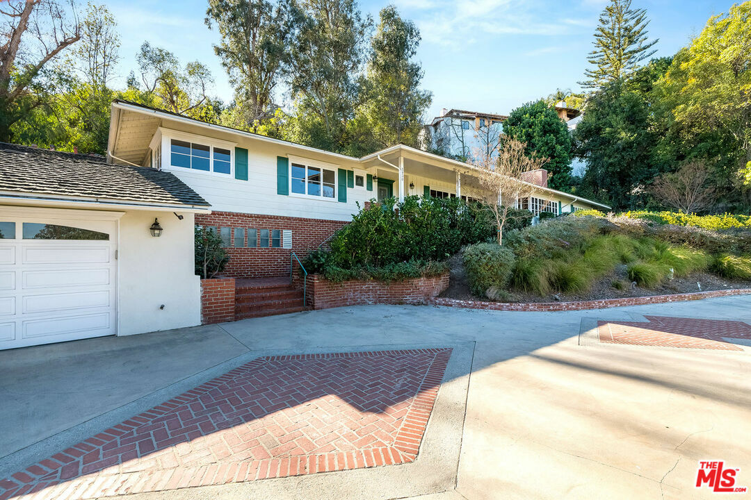 Property Photo:  3930   Alomar Dr  CA 91423 