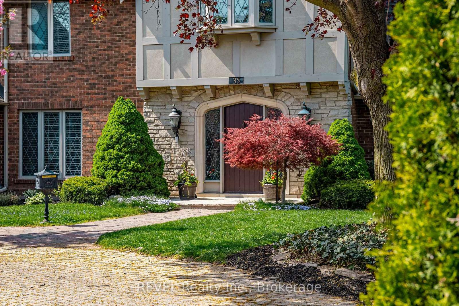 Property Photo: 35 Clearview Heights ON L2T 2W4