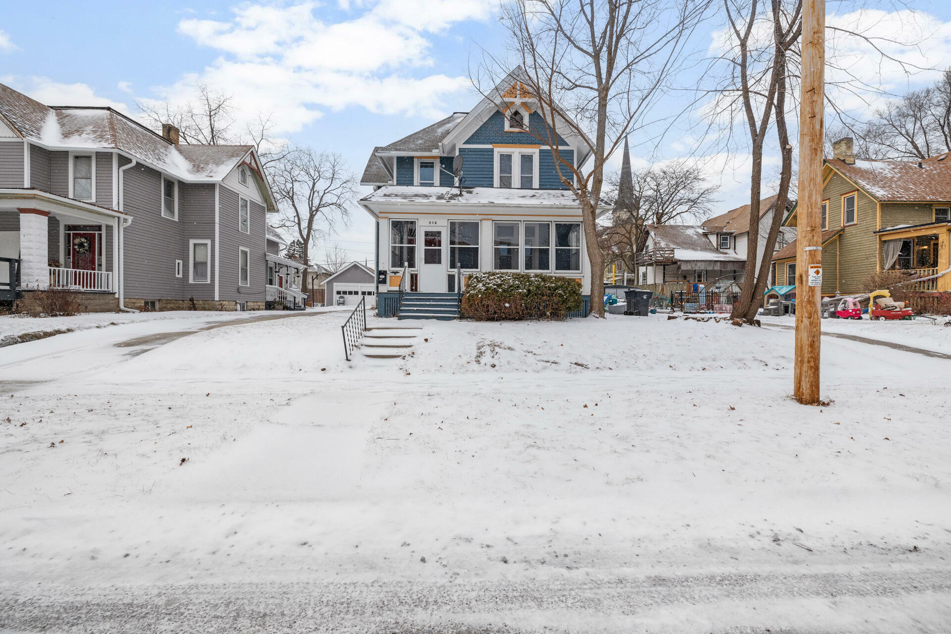 Property Photo:  818 Pleasant St  WI 53186 