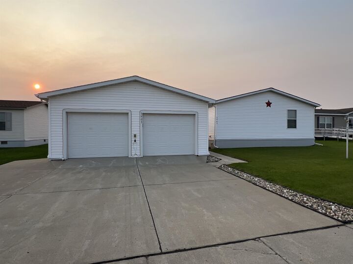 3903 Buttercup Ln  Minot ND 58701 photo