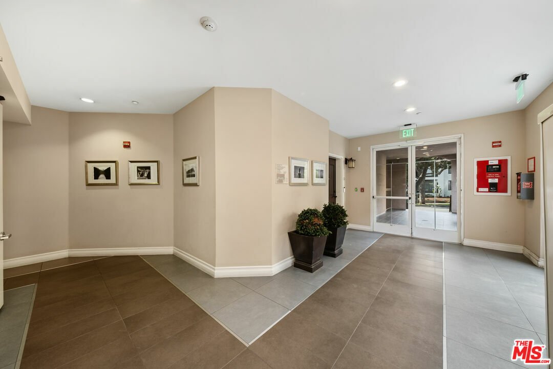 Property Photo:  1248  N Laurel Ave 103  CA 90046 