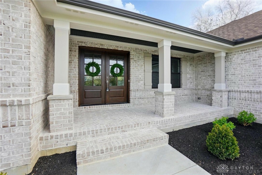Property Photo: 411 E Social Row Road OH 45458