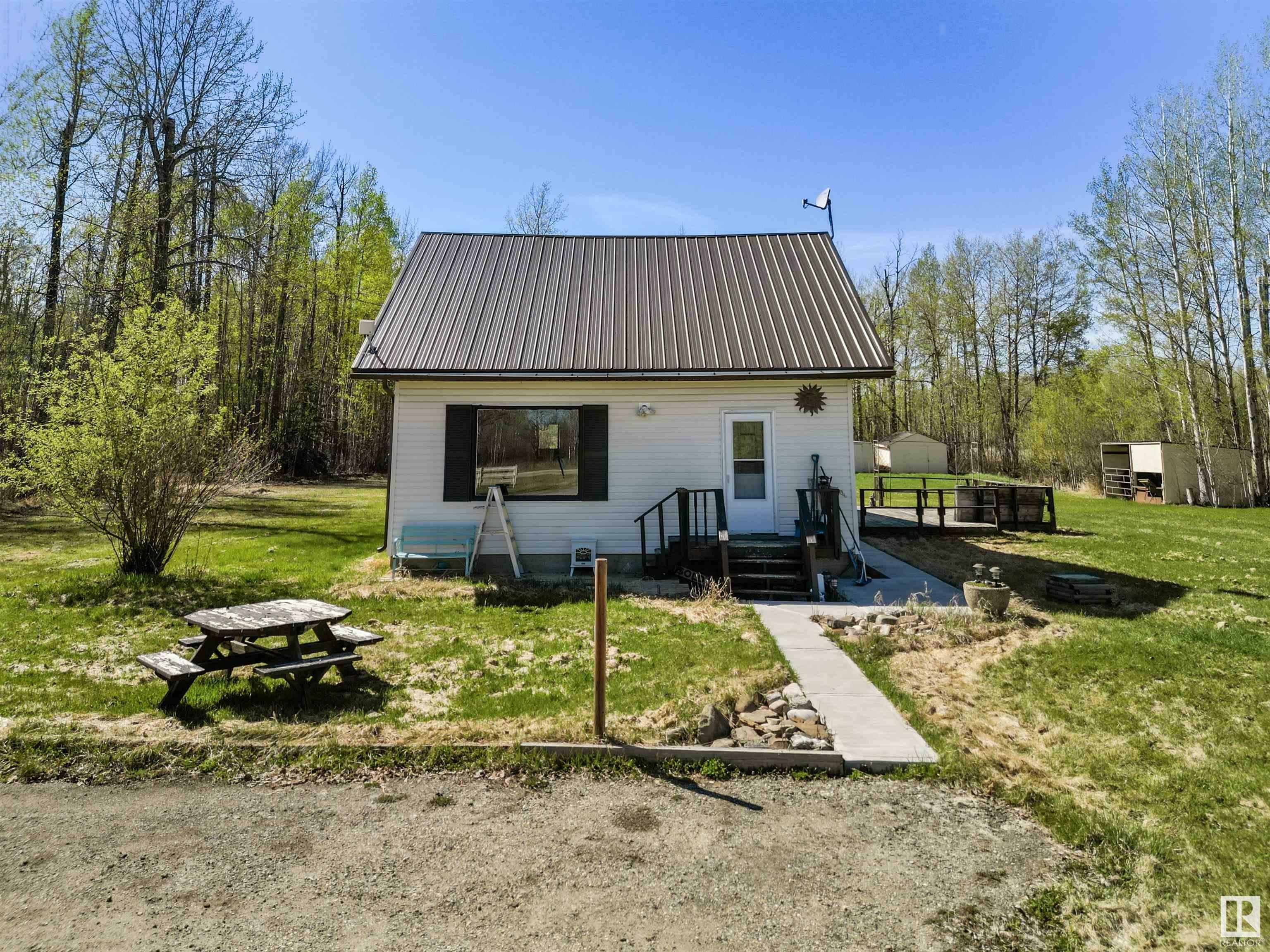 Property Photo: 48312 Rge Road 84 AB T7A 2A1