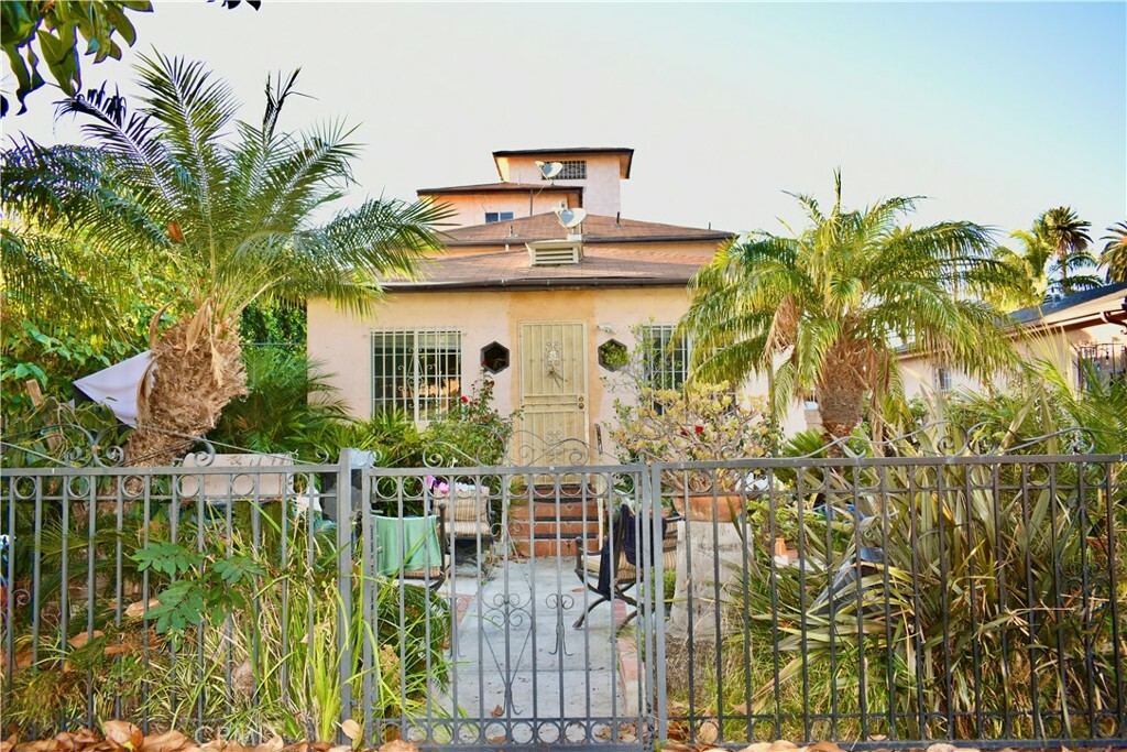 Property Photo: 2919 S Palm Grove Avenue CA 90016