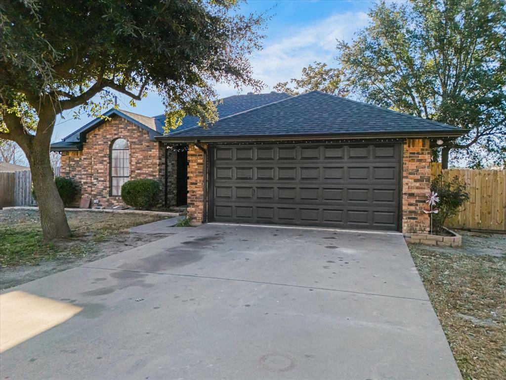 Property Photo:  612 Arleta Lane  TX 75119 