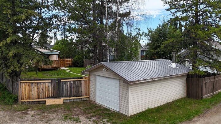 Photo de la propriété:  4927 10 Avenue  AB T7E 1E6 