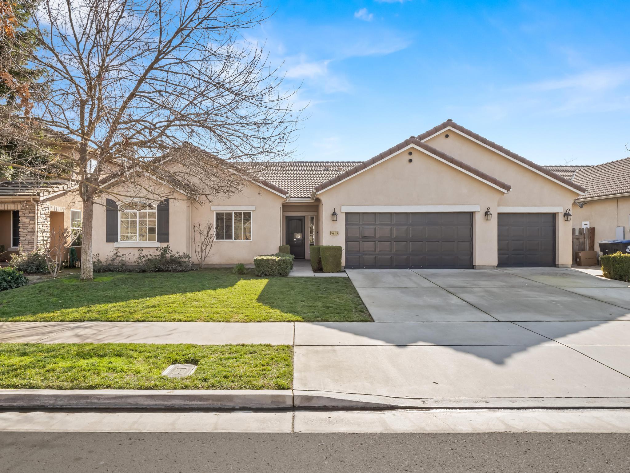 Property Photo:  5205 W Rialto Court  CA 93277 