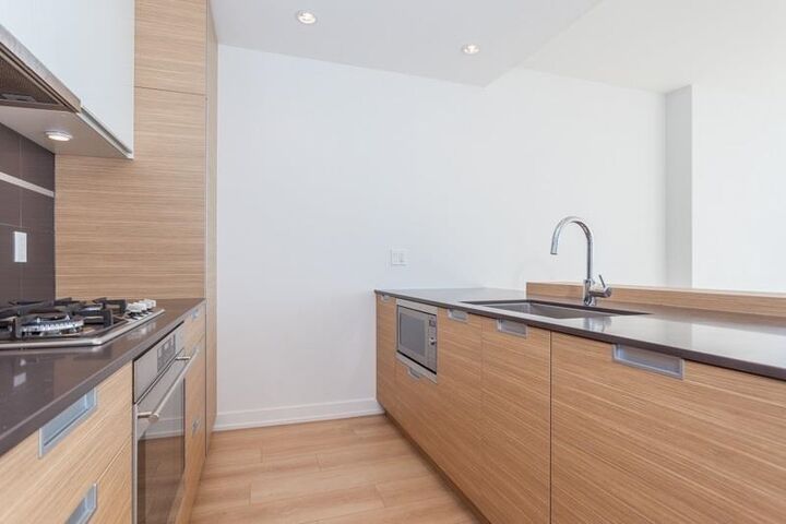 Property Photo: 4688 Kingsway 3302 BC V5H 0E9