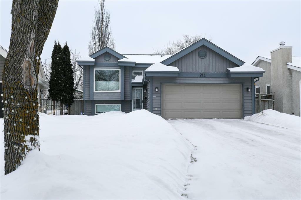 Property Photo:  211 Queensbury Bay  MB R2N 3G4 