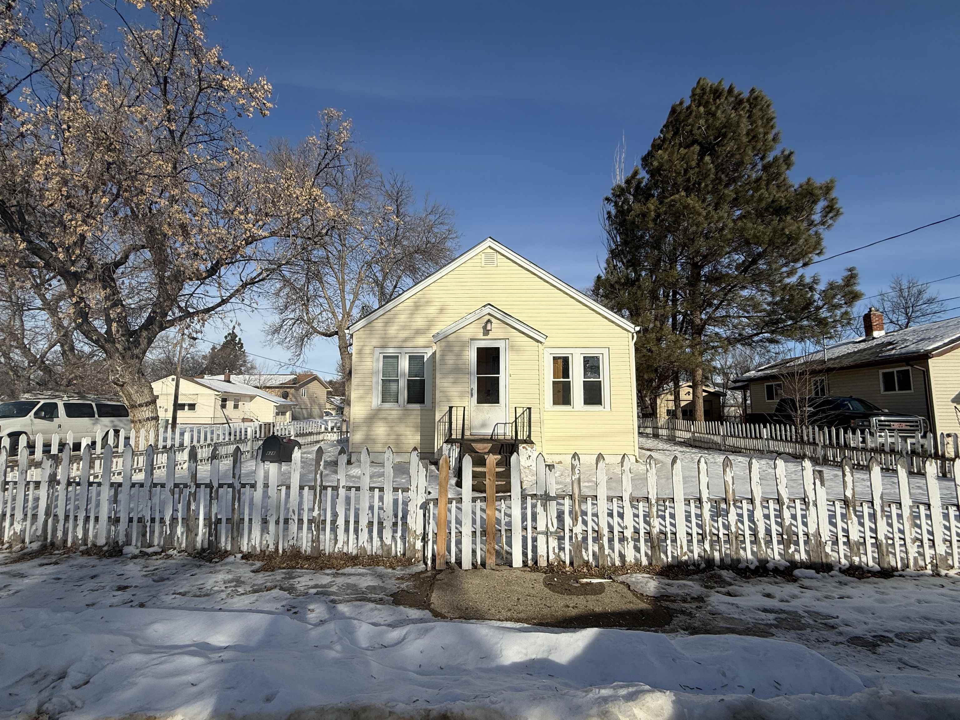 Property Photo:  828 NW 6th Ave  ND 58703 