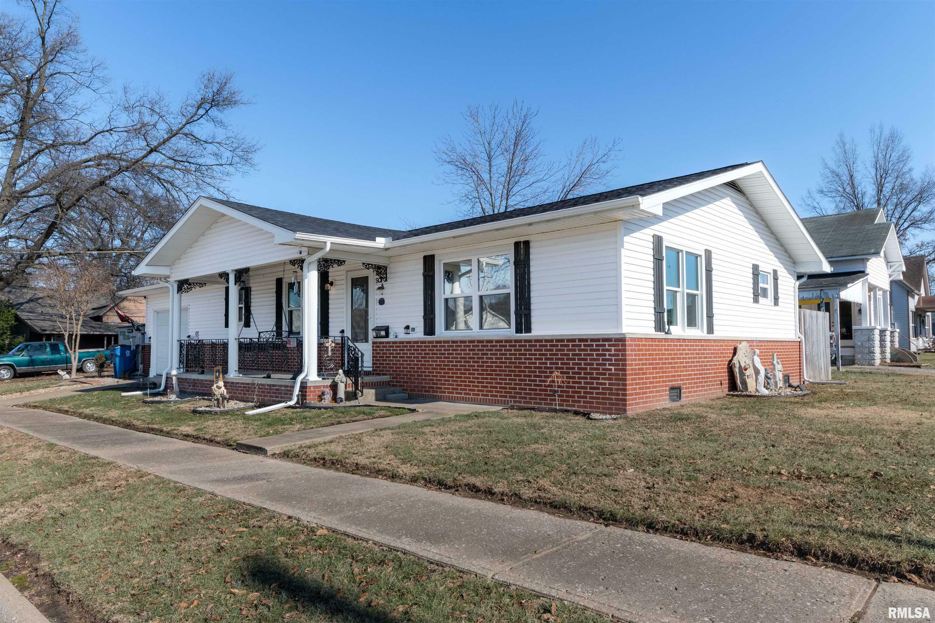 Property Photo:  701 Jefferson Avenue  IL 62951 