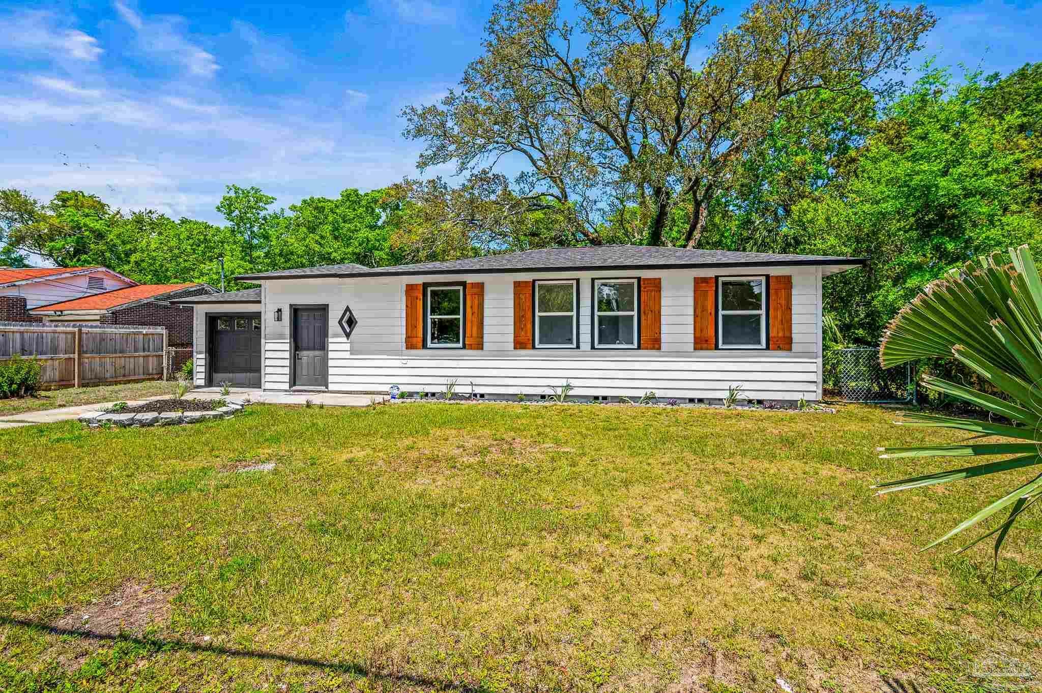 Property Photo: 6 Rue Max St FL 32507