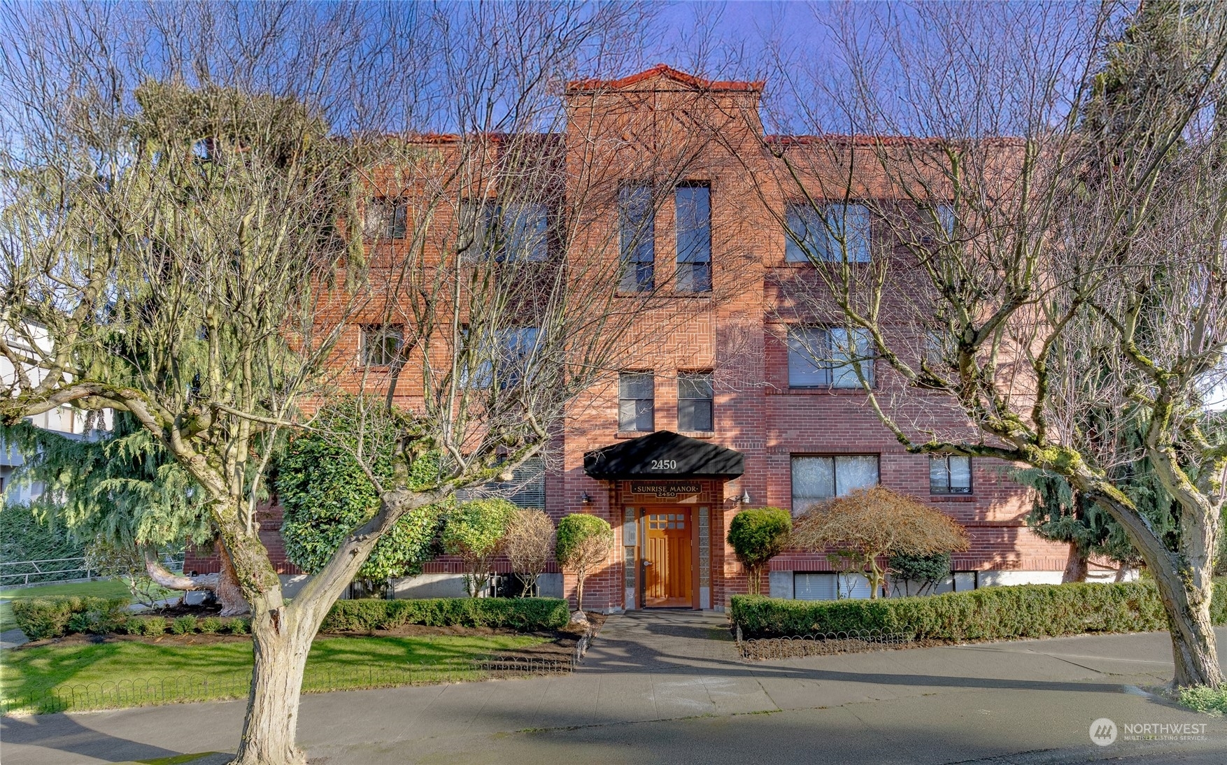 Property Photo: 2450 Dexter Avenue N 102 WA 98109