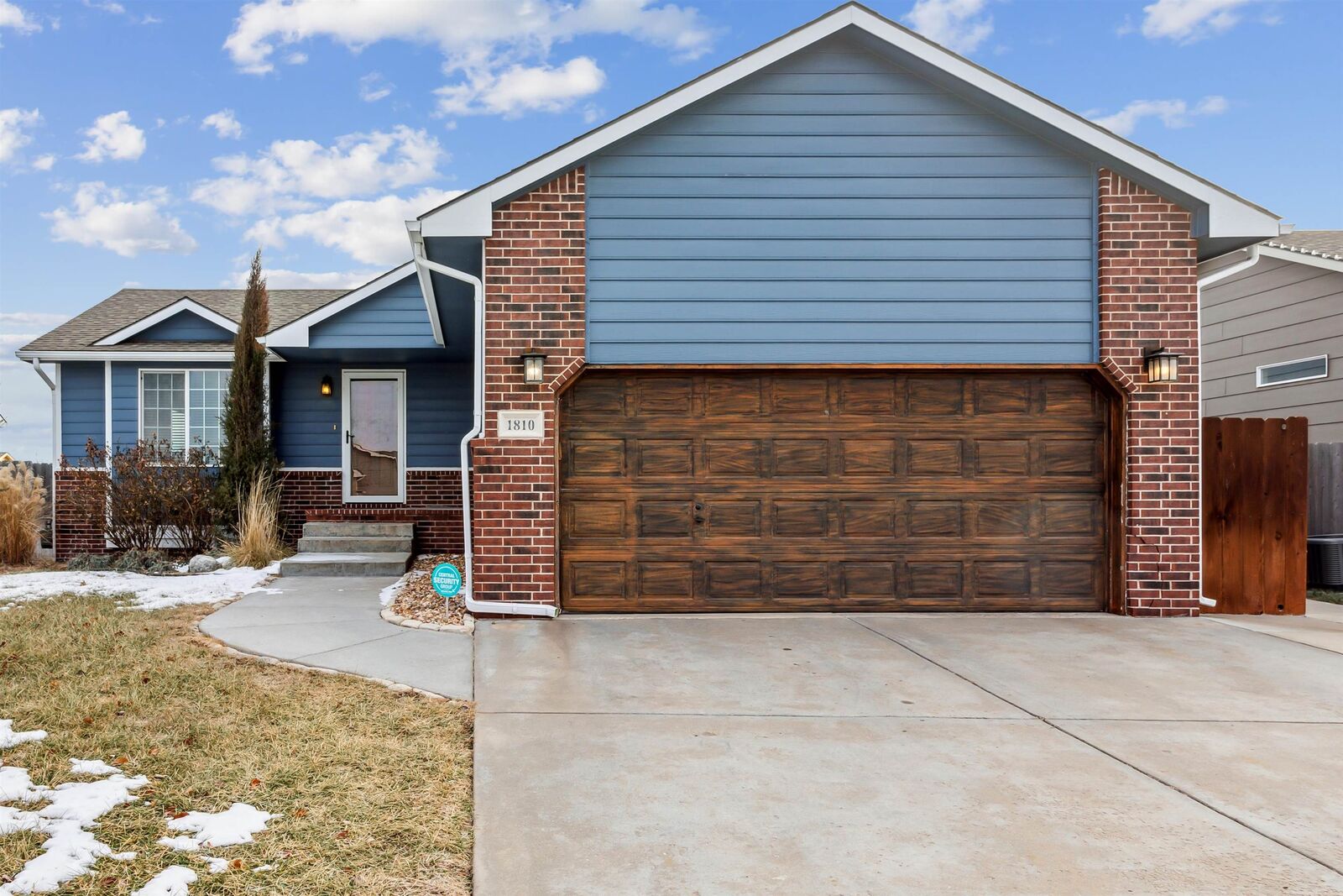 Property Photo:  1810 Lynnrae St  KS 67207 