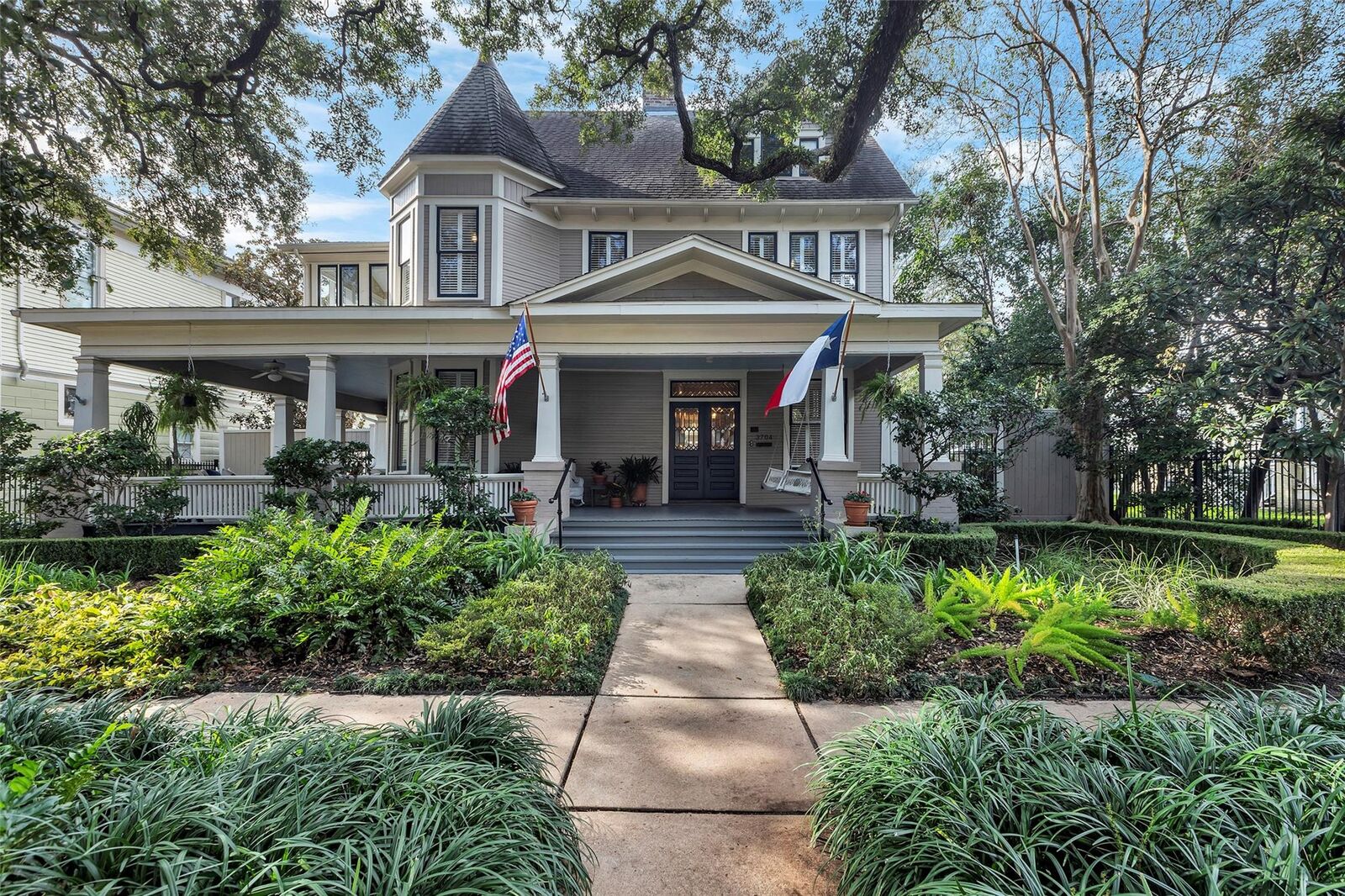 Property Photo:  3704 Garrott Street  TX 77006 