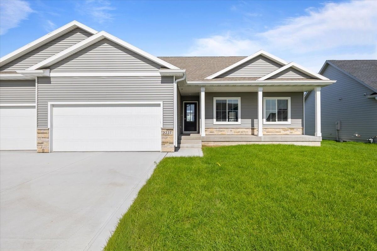 Property Photo:  3227 NW 27th Circle  IA 50023 