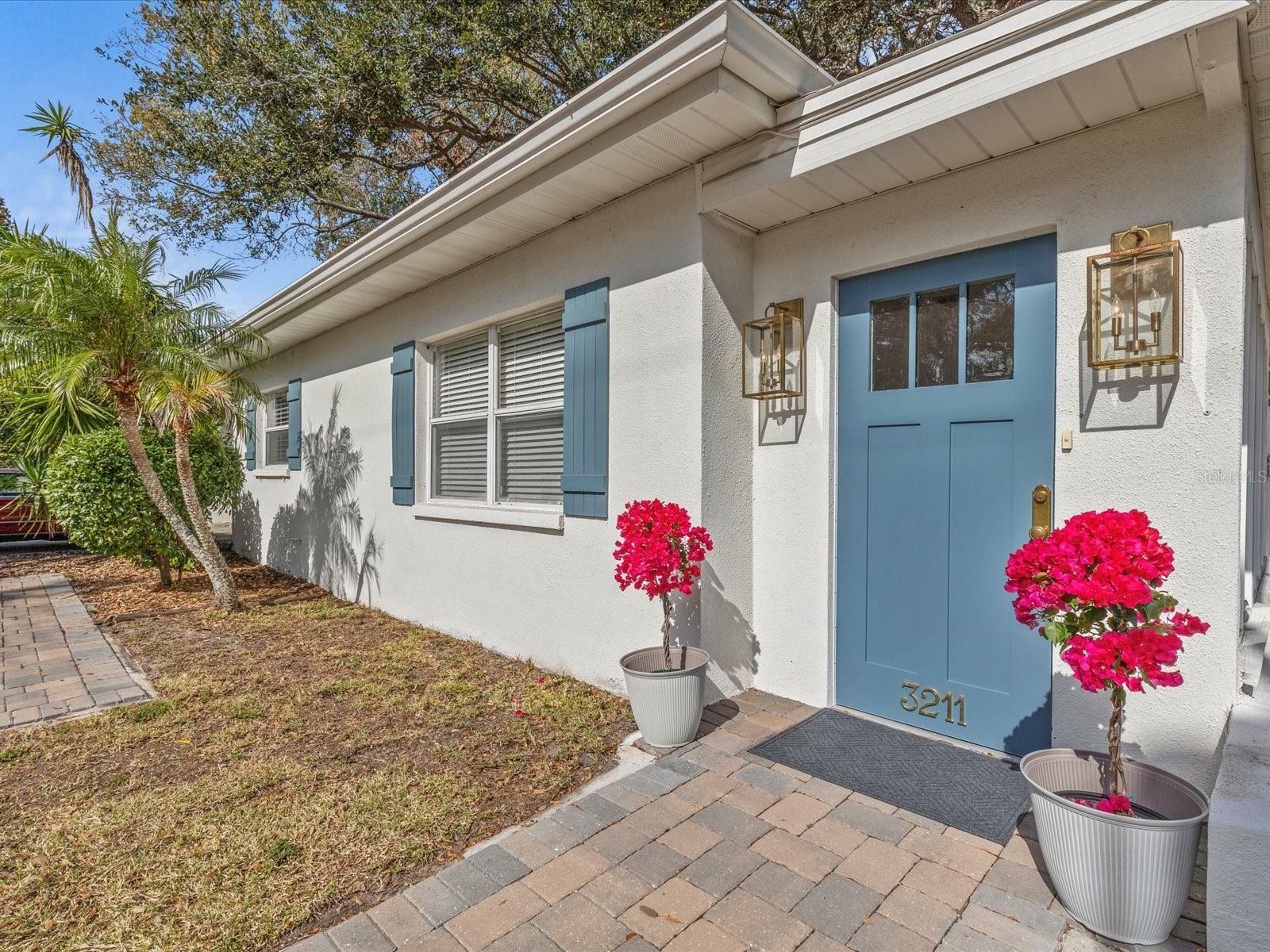 Property Photo: 3211 W Oakellar Avenue FL 33611