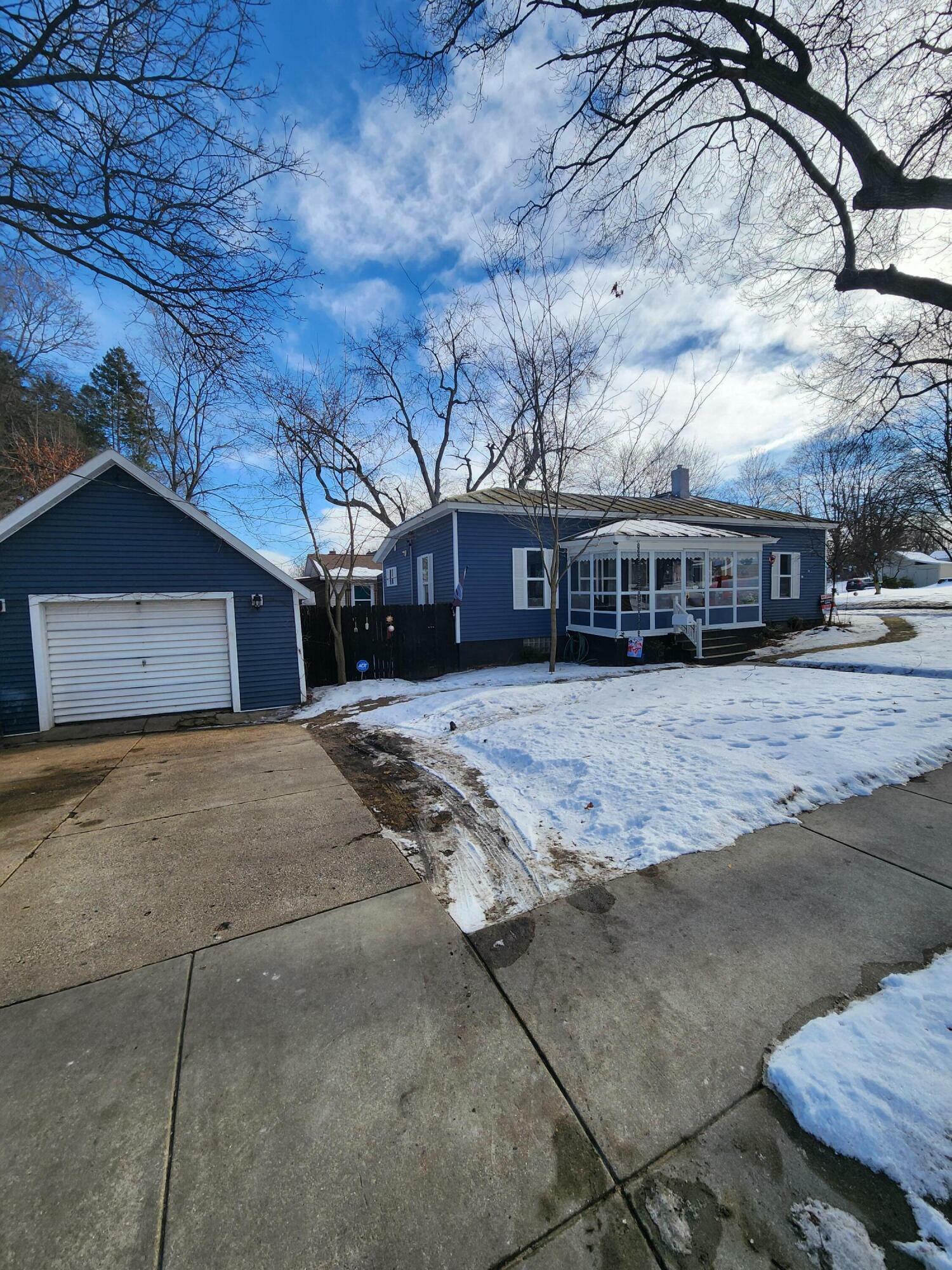 Property Photo:  516 W Grove Street  MI 48838 