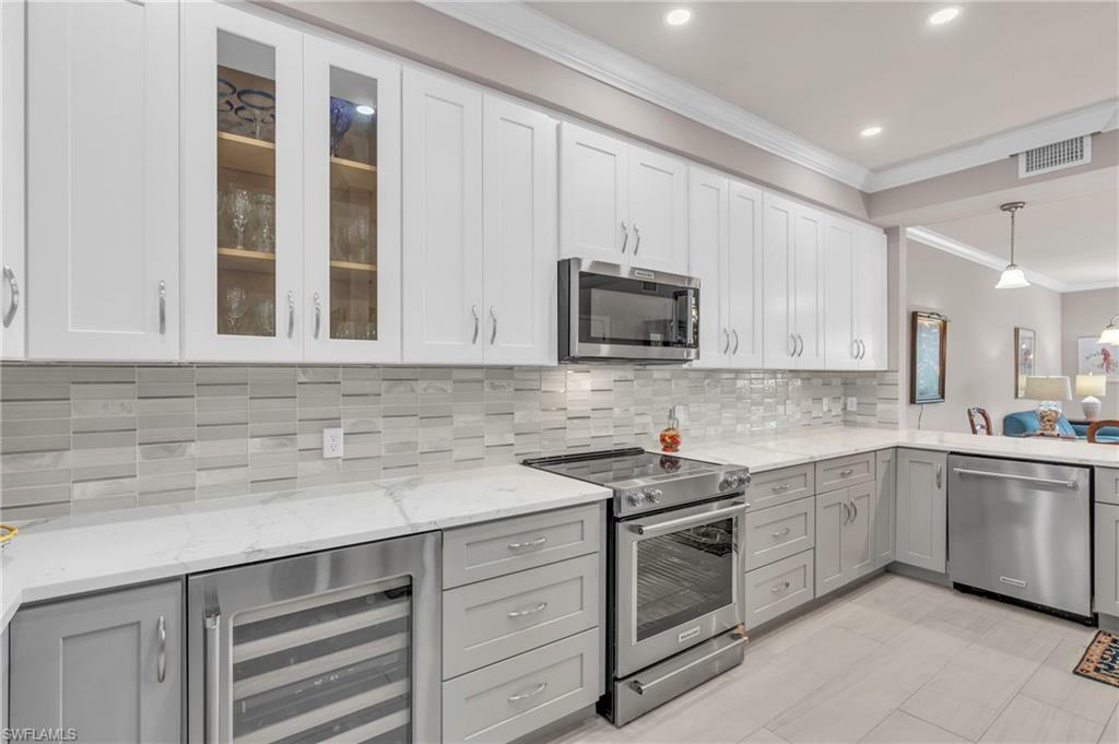 Property Photo: 3972 Bishopwood Ct E 2-105 FL 34114