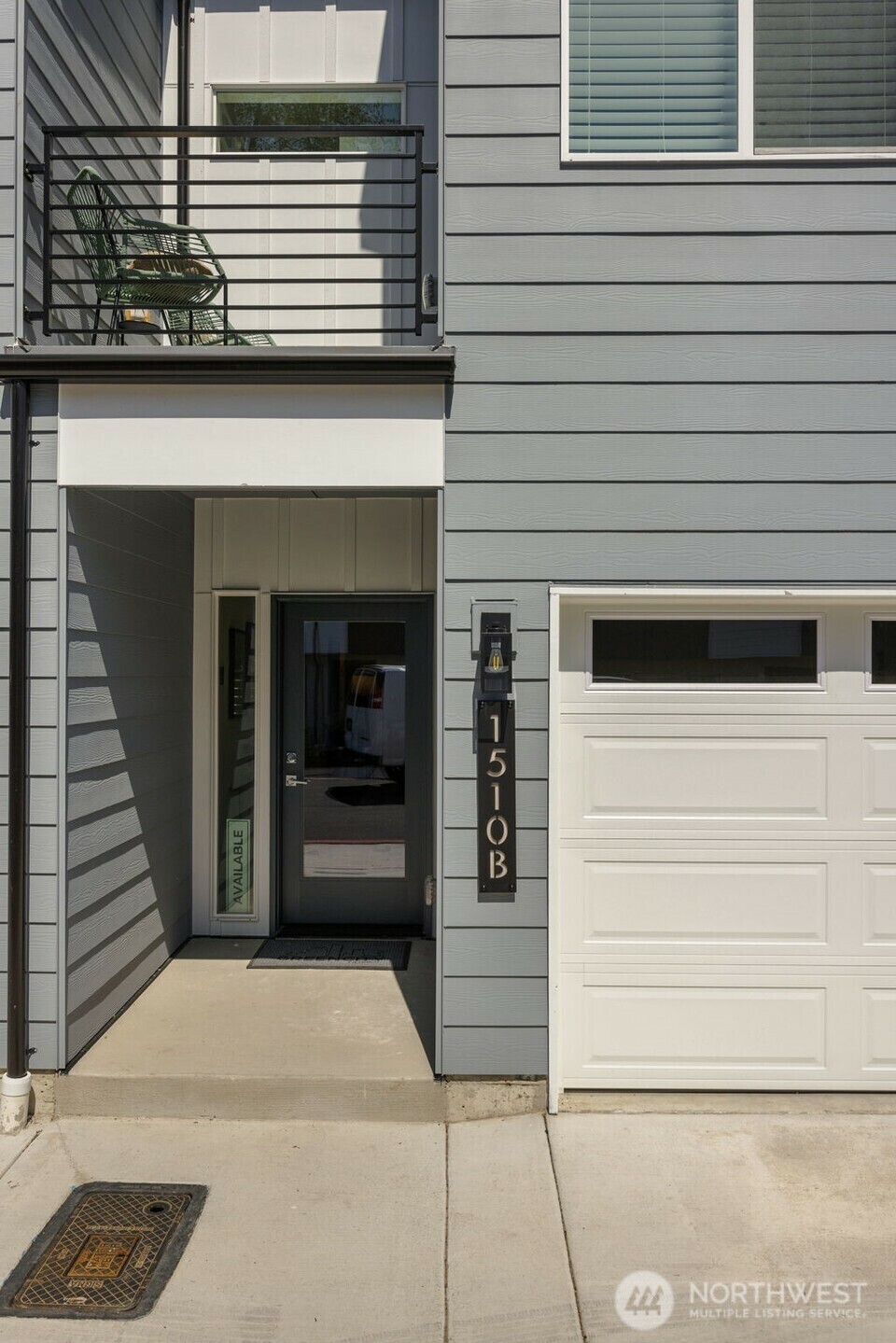 Property Photo: 1510 E Hollow Dale Place WA 98204