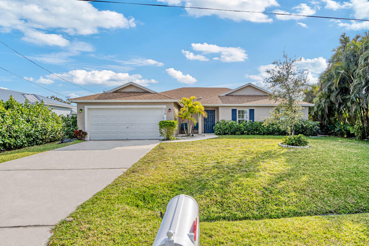 Property Photo:  978 SE Atlantus Avenue  FL 34983 