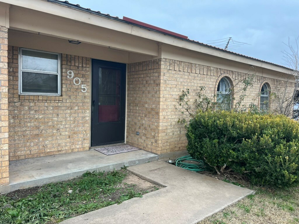 Property Photo:  905 Ave D  TX 76821 