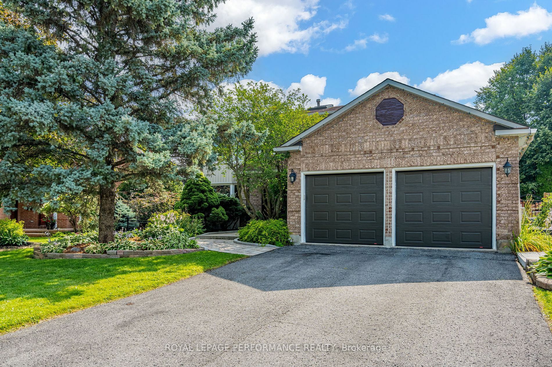 Property Photo:  1286 Turner Cres  ON K1E 2Y4 