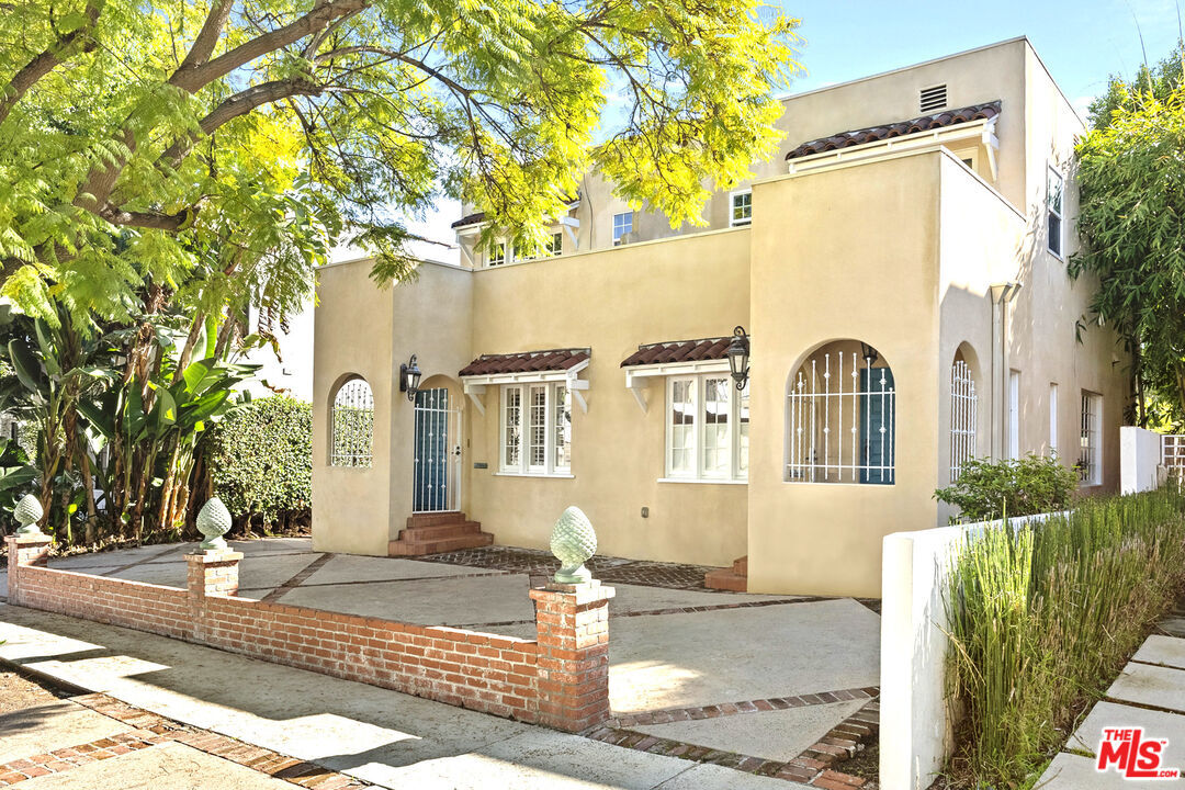Property Photo: 8816 Rangely Ave CA 90048