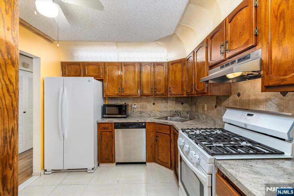 Property Photo:  109 Robertson Way 513  NJ 07035 