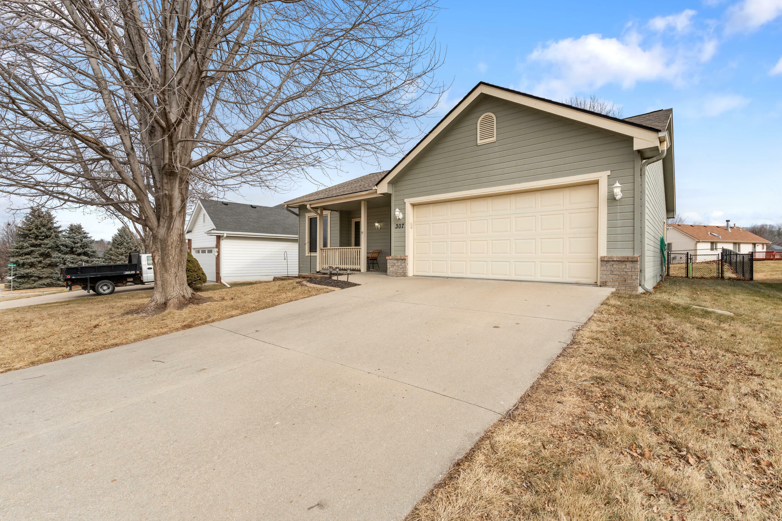 Property Photo:  307 E Ferndale Drive  IA 51503 