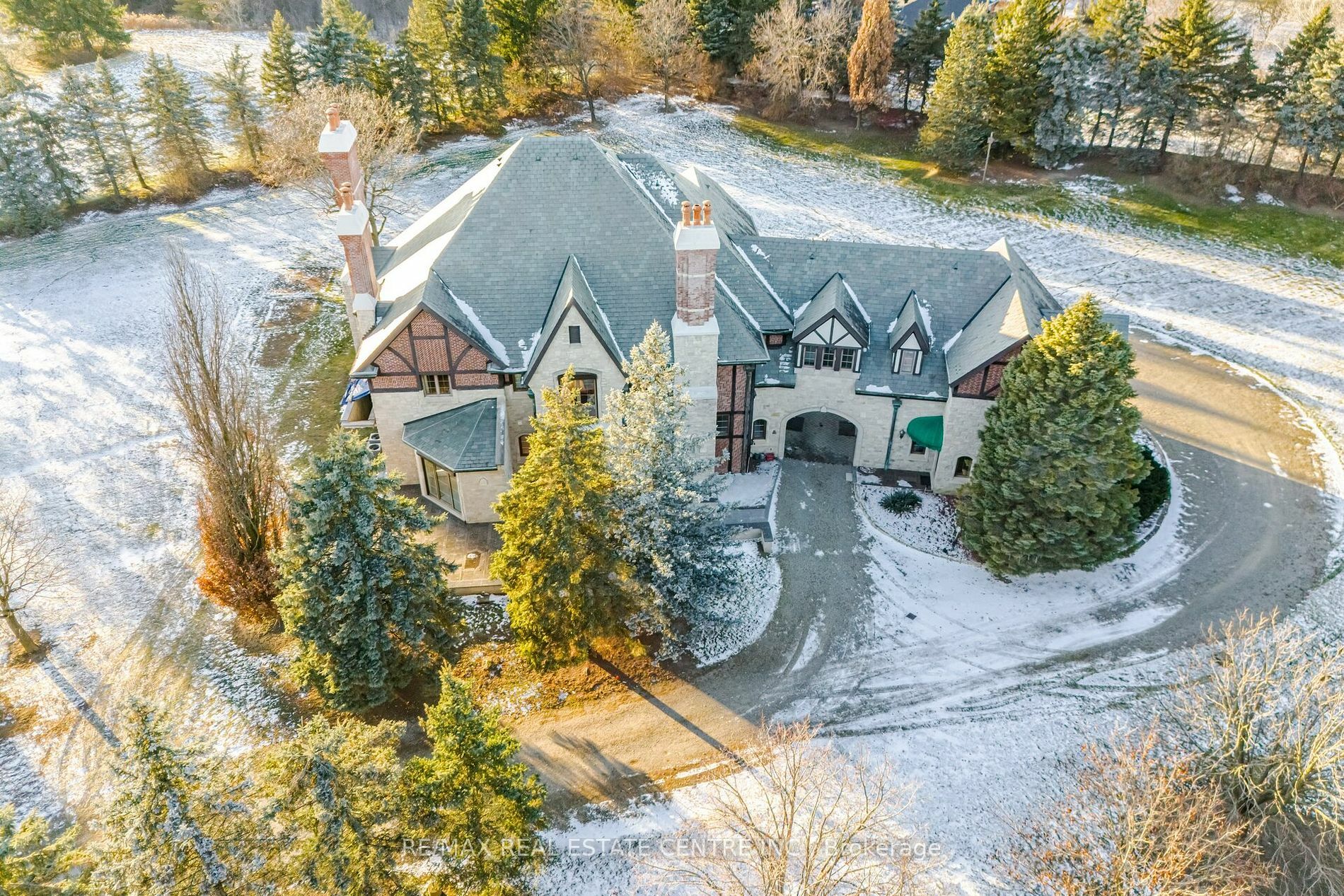 Photo de la propriété:  2 Edgeforest Dr  ON L6P 0E1 