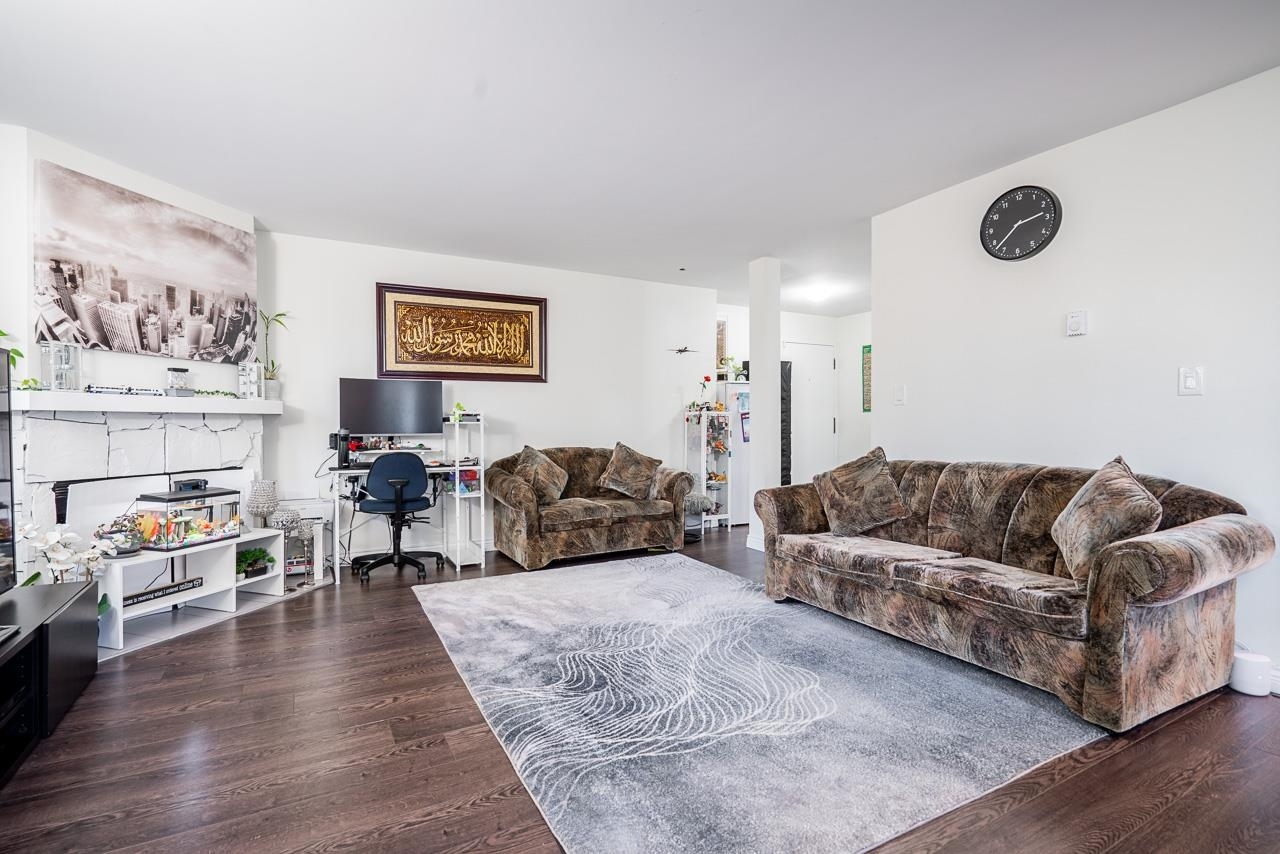 Photo de la propriété: 13283 70B Avenue 201 BC V3W 7Z2