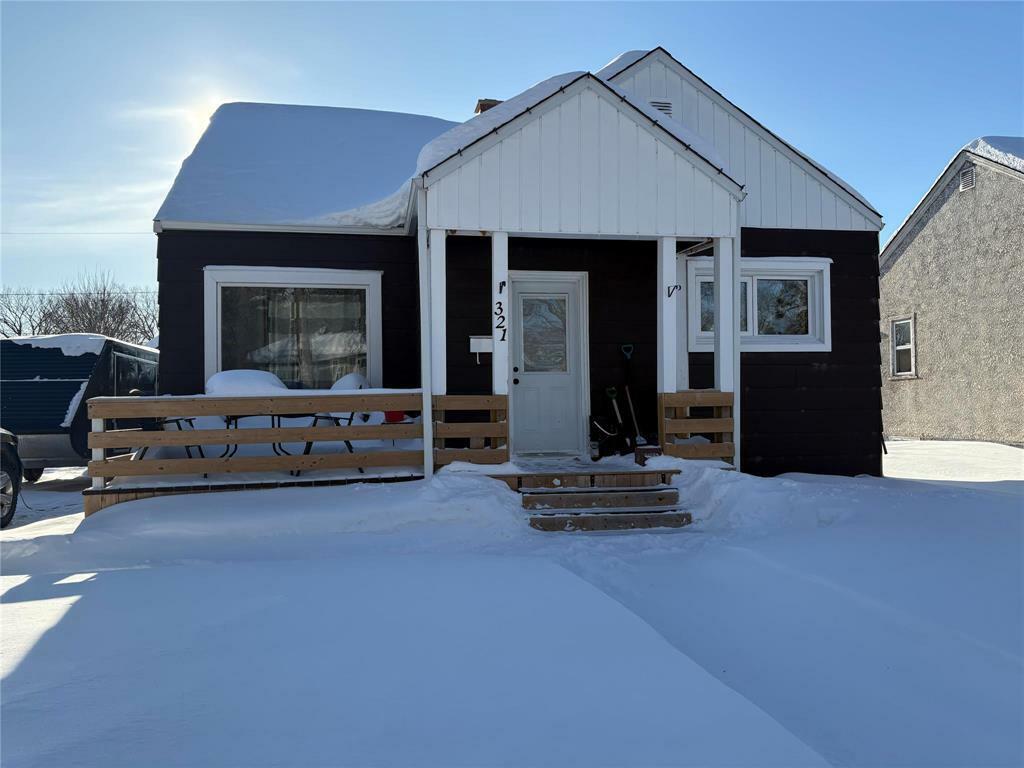 Property Photo:  321 3rd Avenue Northeast  MB R7N 0Z1 