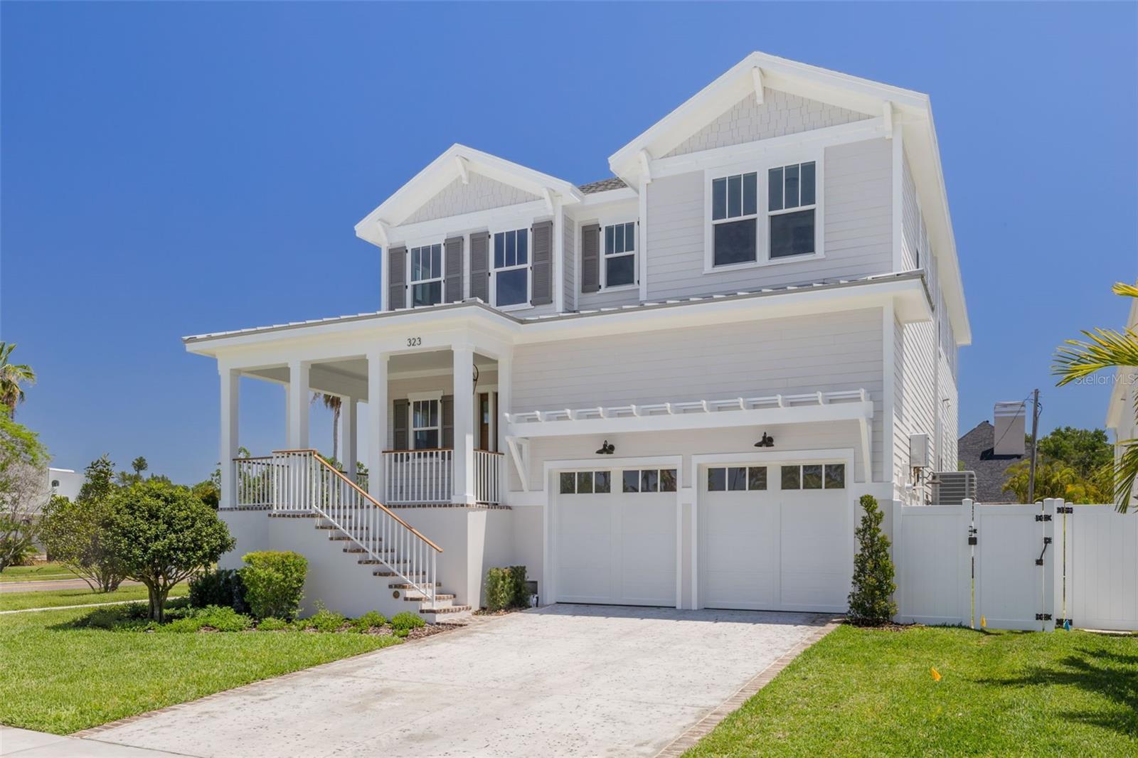 Property Photo: 323 Appian Way NE FL 33704