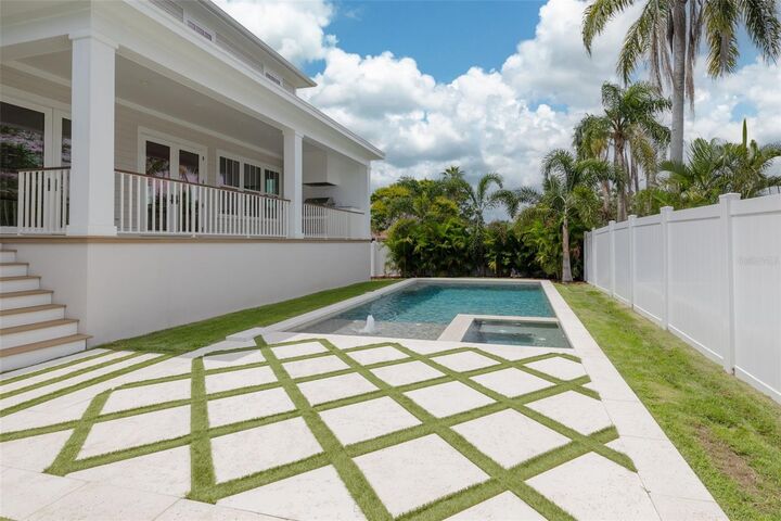 Property Photo:  323 Appian Way NE  FL 33704 