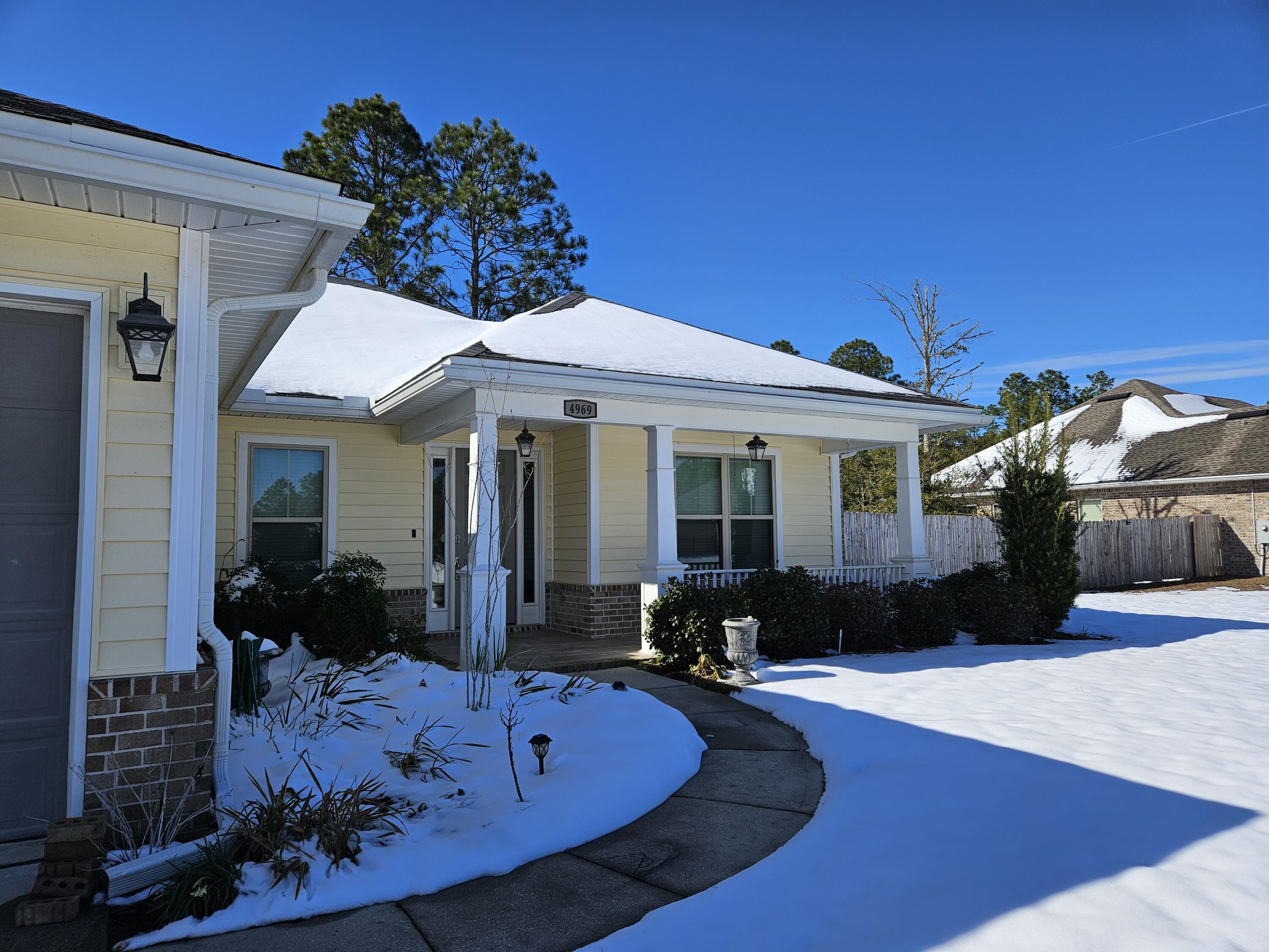 Property Photo: 4969 Red Oak Drive FL 32583