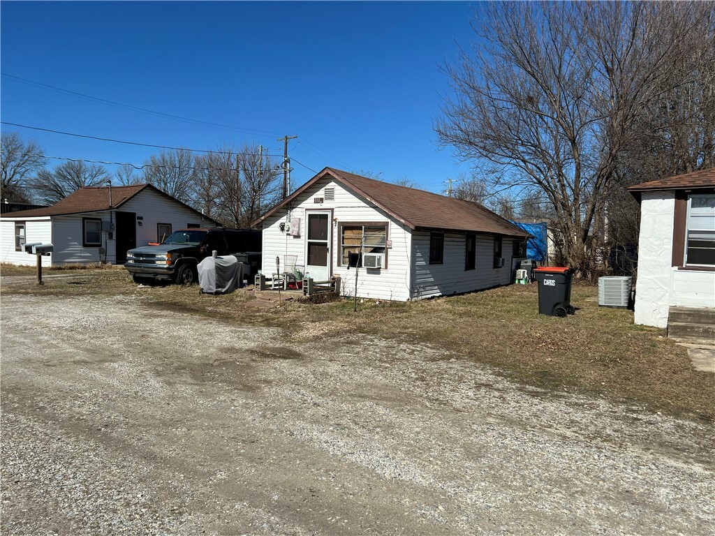 Property Photo:  702 N Kansas Street  AR 72764 