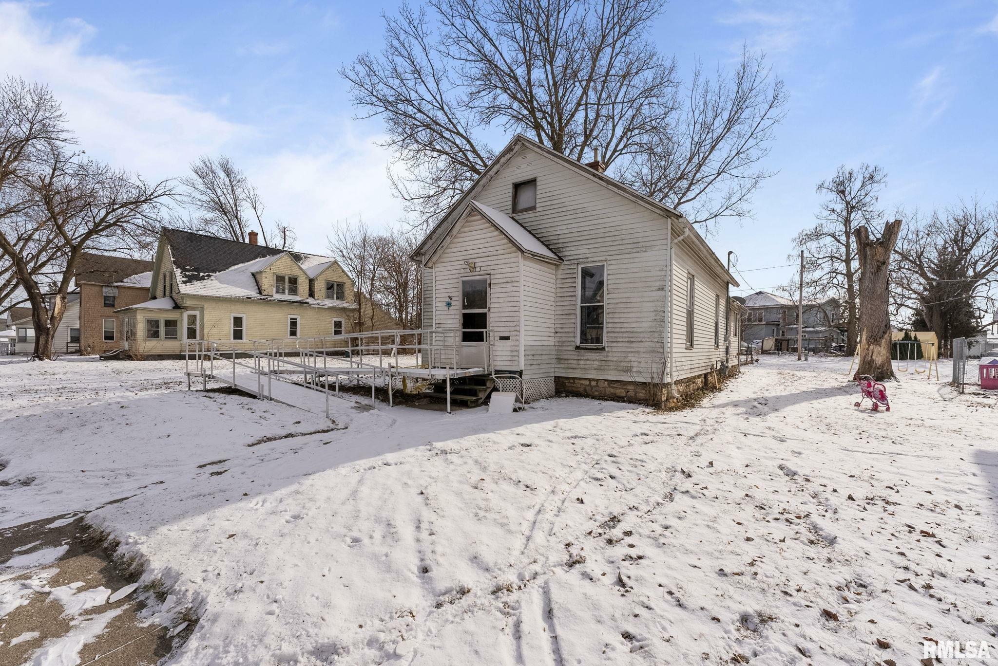 Property Photo:  813 15th Avenue South  IA 52732 