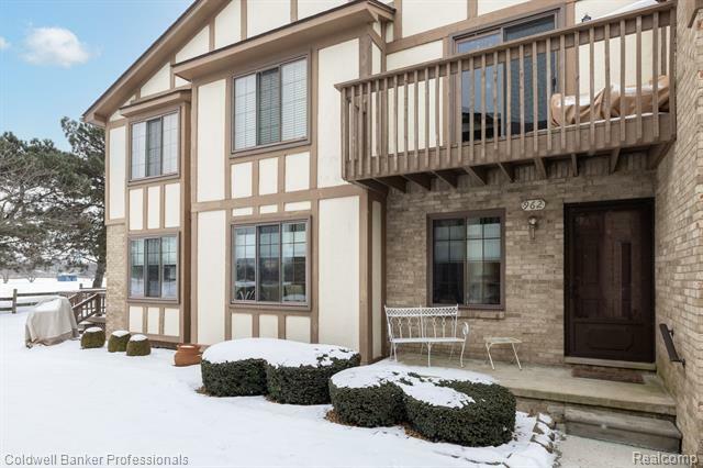 Property Photo:  962 Country Club Drive  MI 48082 