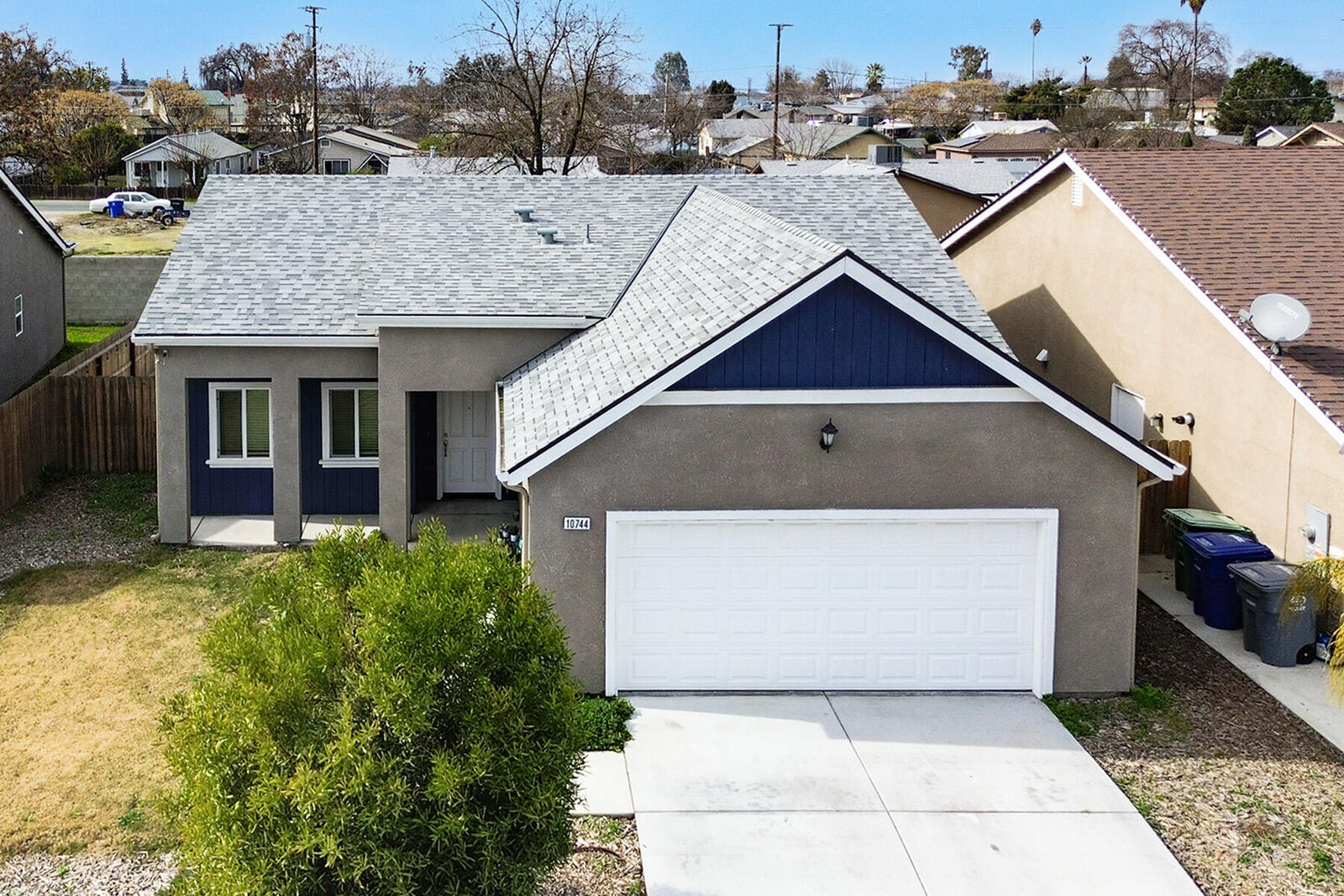 Property Photo: 10744 Daisy Way CA 93202