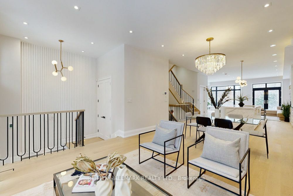 Property Photo:  81A Oriole Rd  ON M4V 2G2 