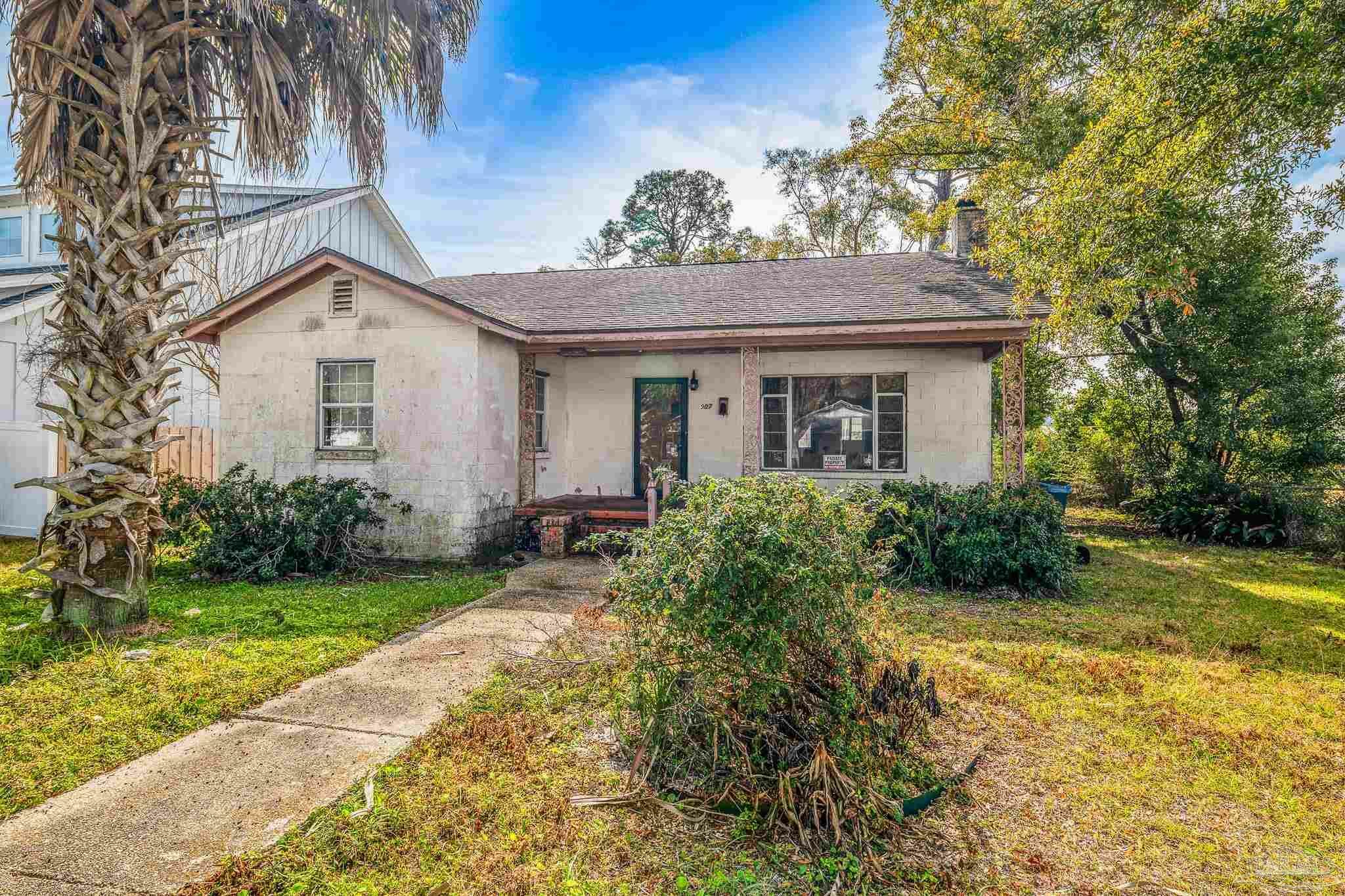 Property Photo:  907 W Intendencia St  FL 32502 