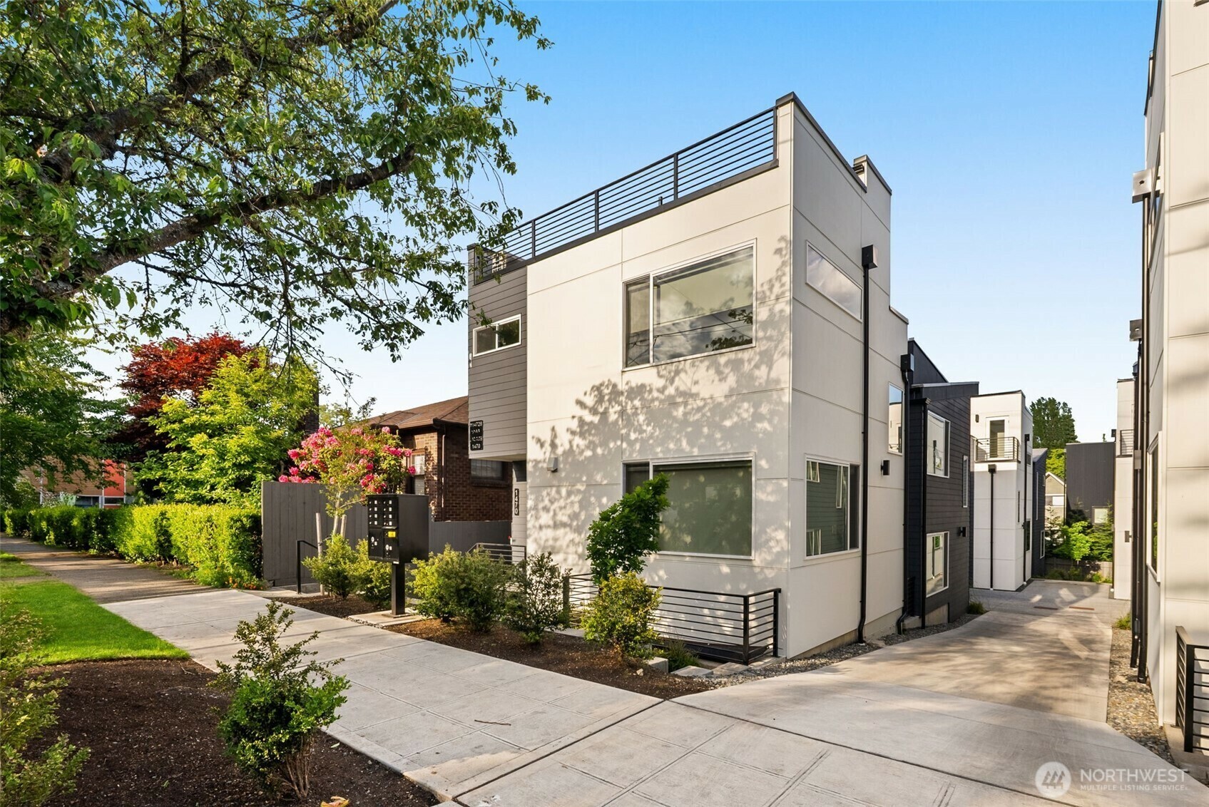 Property Photo:  1470 B  21st Avenue  WA 98122 