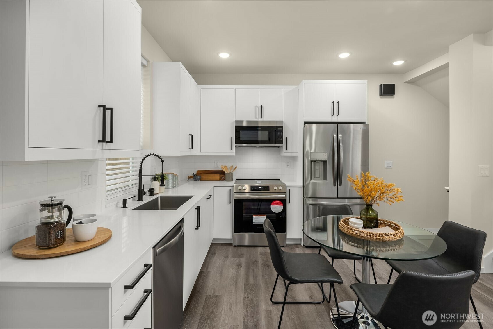 Property Photo:  1470 B  21st Avenue  WA 98122 