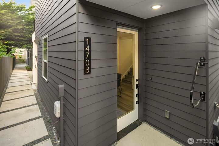 Property Photo:  1470 B  21st Avenue  WA 98122 