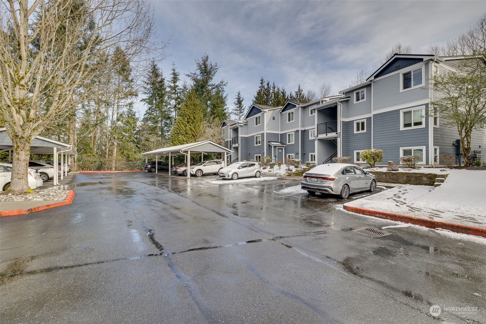 Property Photo:  250 NW Dogwood Street D-201  WA 98027 