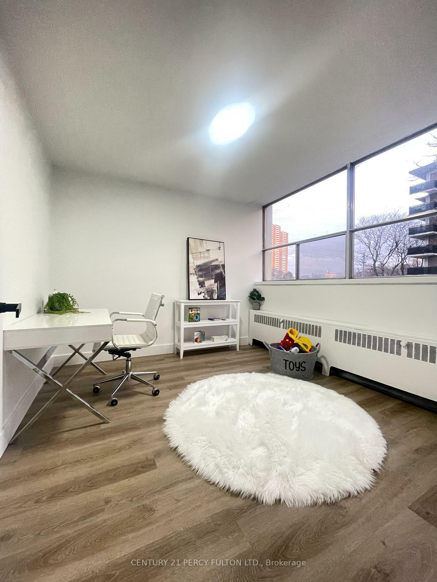 Photo de la propriété: 8 Park Vista Drive 201 ON M4B 1A3