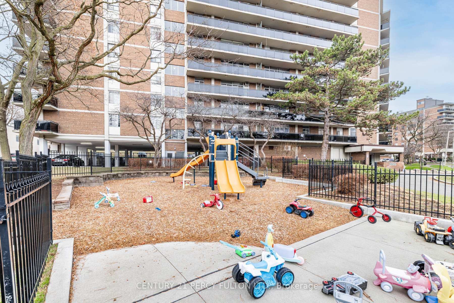 Photo de la propriété: 8 Park Vista Drive 201 ON M4B 1A3